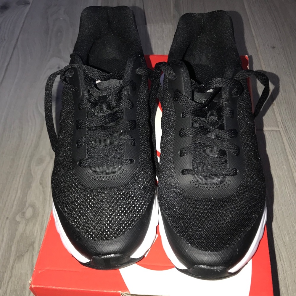 🆕🖤🤍Women’s Nike Air Max Invigor Size 9 - Picture 3 of 8